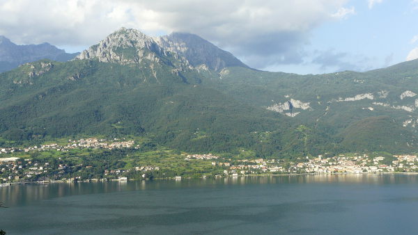 Lecco und der Berg Grigna Settentrionale